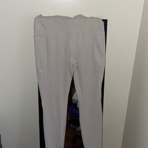 Crème leggings. Pockets on both legs. Size M.